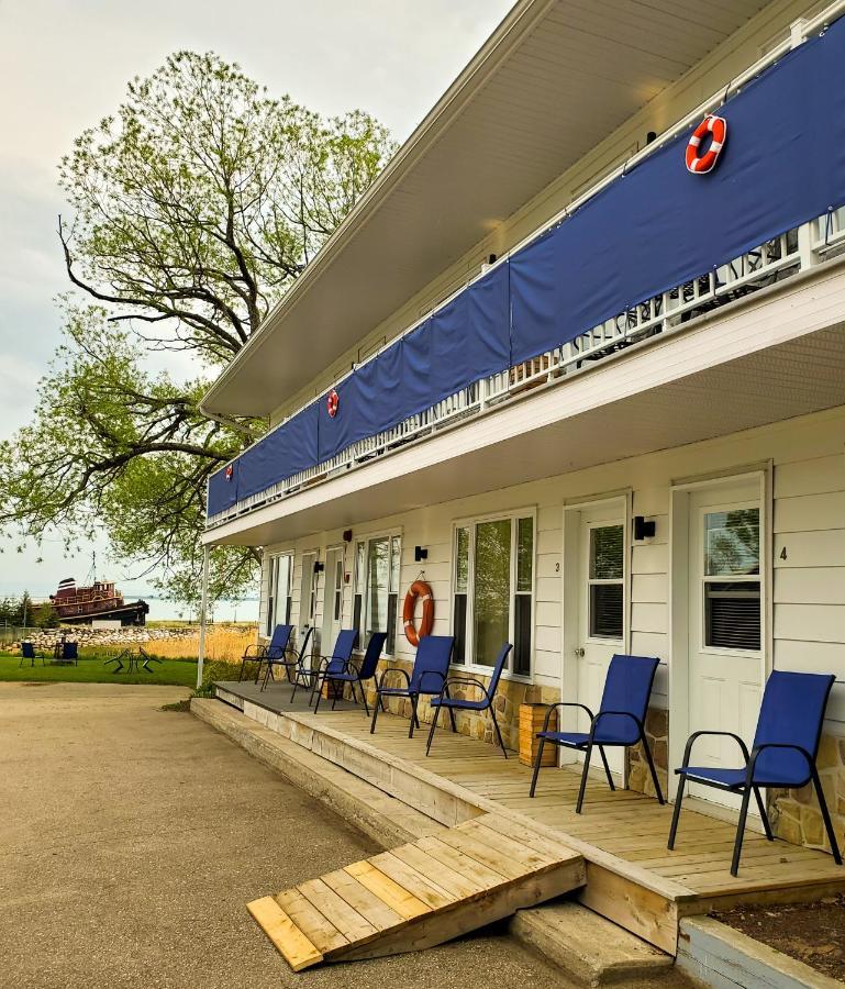 Les Petits Studios Du Bord De L'Eau Saint-Joseph-de-la-Rive Екстериор снимка